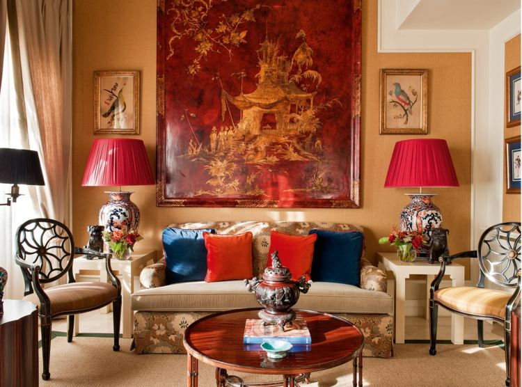 väggfärg aprikos konst väggmålning rött vardagsrum soffa stolar