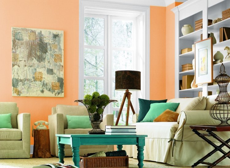 aprikosvägg färg pastellgrön soffa fåtölj turkos soffbord interiör
