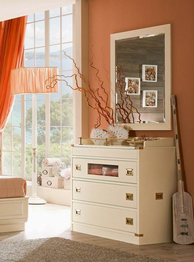 aprikos väggfärg byrå vit skänk grenar deco orange gardinspegel