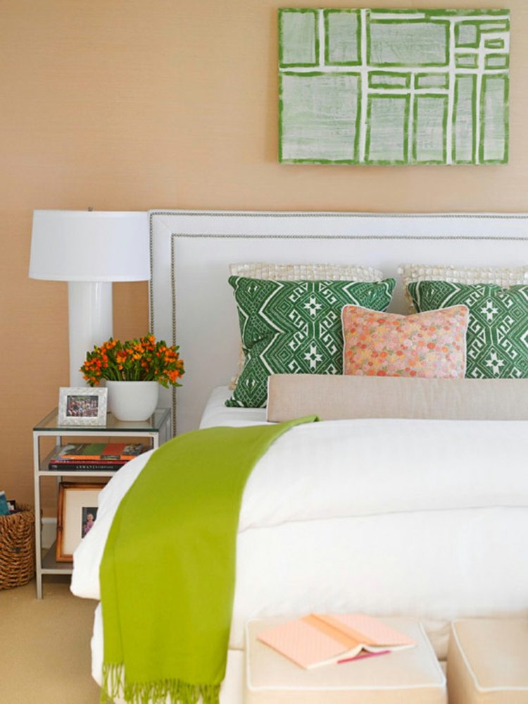 aprikosväggfärg grön accenter snygga sovrumskuddar