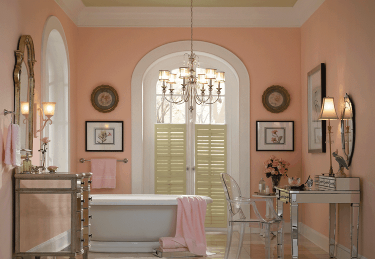 väggfärg aprikos romantisk badrum badkar transparent stol sminkbord