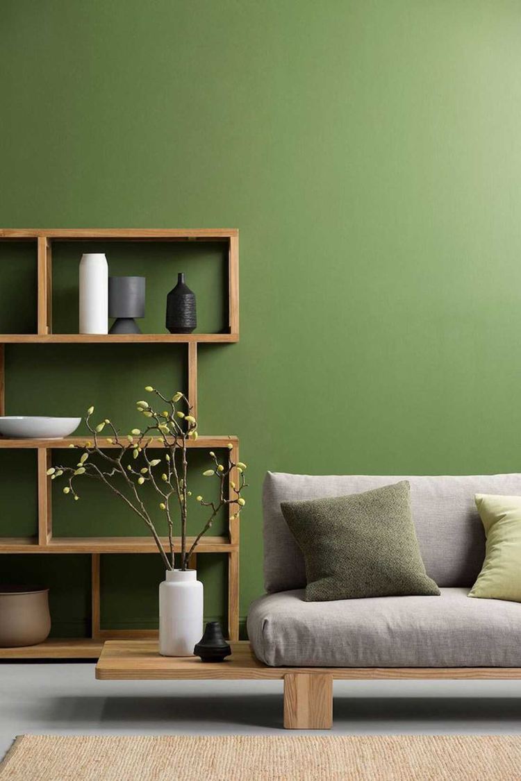 Väggfärg vardagsrum feng shui grönt träelement trähylla grå soffa