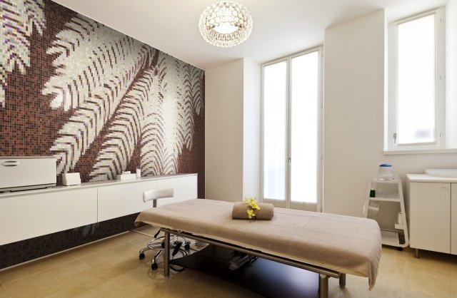 Väggdesign med mosaik moderna bruna vita ormbunkar