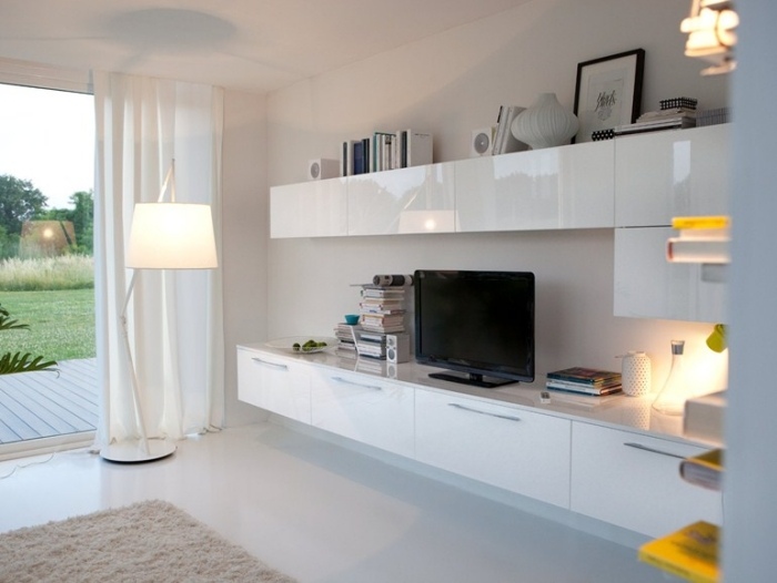 vägghängande-vit-vägg-enhet-i-högblank-TV-bräda-MAURA-Cucine-Lube