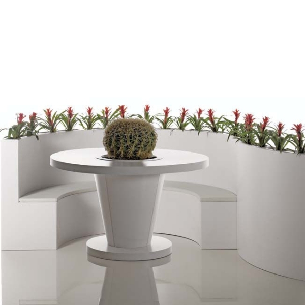De vita trädgårdsmöblerna i aluminium från Bysteel -bordet med plantering i mitten