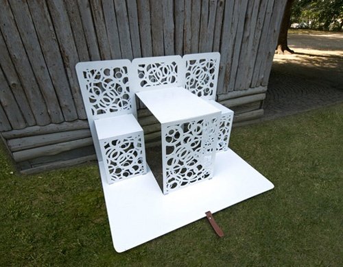 De vita trädgårdsmöblerna i aluminium från multifunktionella kombinationen Bysteel PLI