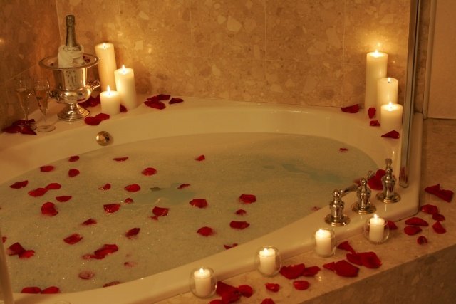 bubbelpool-med-ros-broschyrer-ljus-romantisk