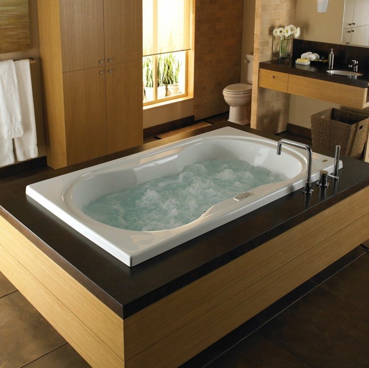 Whirlpool badkar träbeklädnad-idé-modern-möblerad-badrum