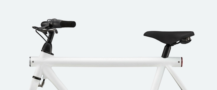 smart-cykel-vit-elegant-puristisk-stil-sadel-styr-svart