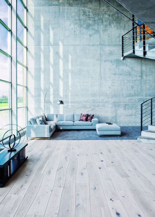 planka golv bolefloor massivt trä plankor ask vardagsrum exponerad betong