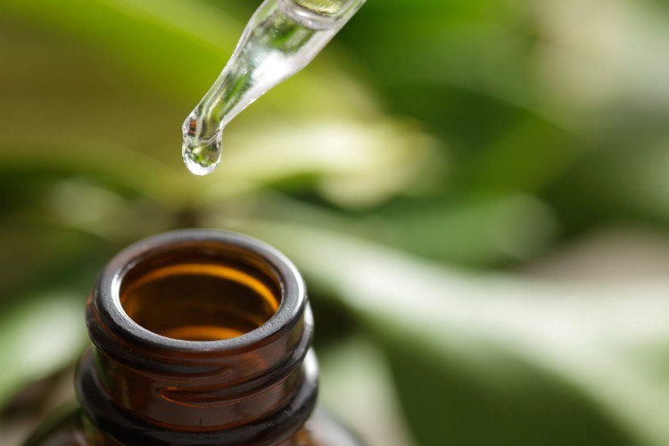 Använd tea tree olja för mjäll kliande hårbotten