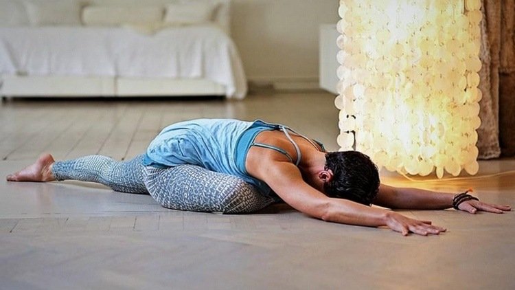yoga sovande svan före sömnen