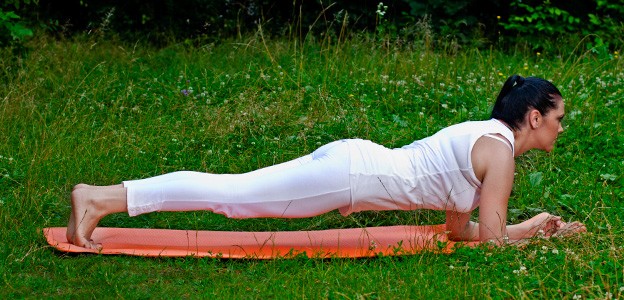 bantning på magen yogaövningar lämplig natur