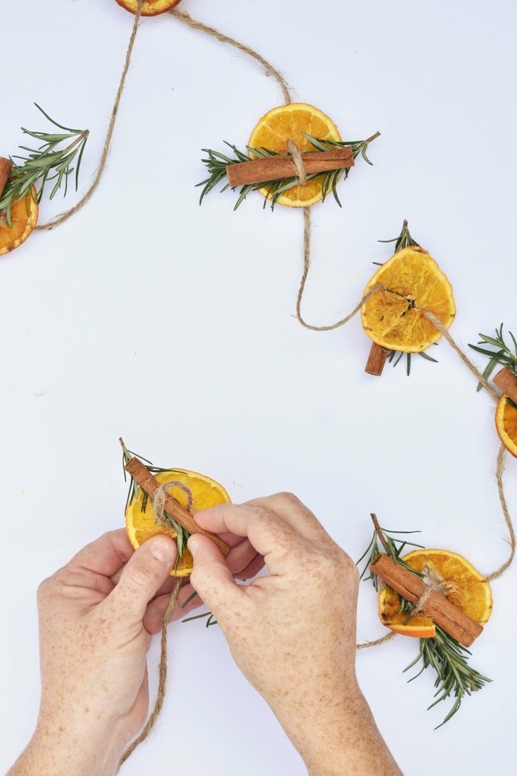 juldekoration apelsiner kanelstänger rosmarin krans DIY