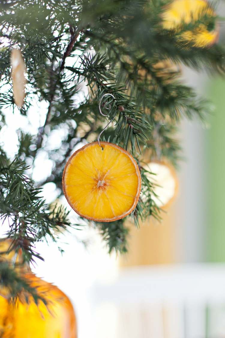 juldekoration apelsiner gran träd prydnader torkade apelsinskivor