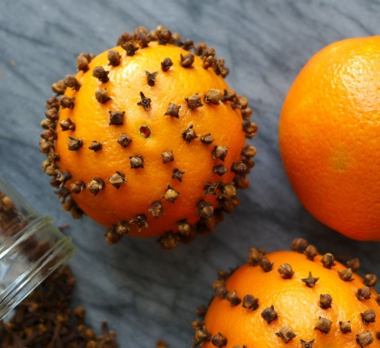 juldekoration orange kryddnejlika mönster bordsdekoration vintrig aromatisk