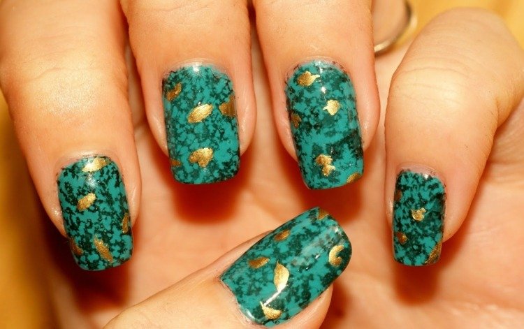 turkosblått guldfolie naglar design