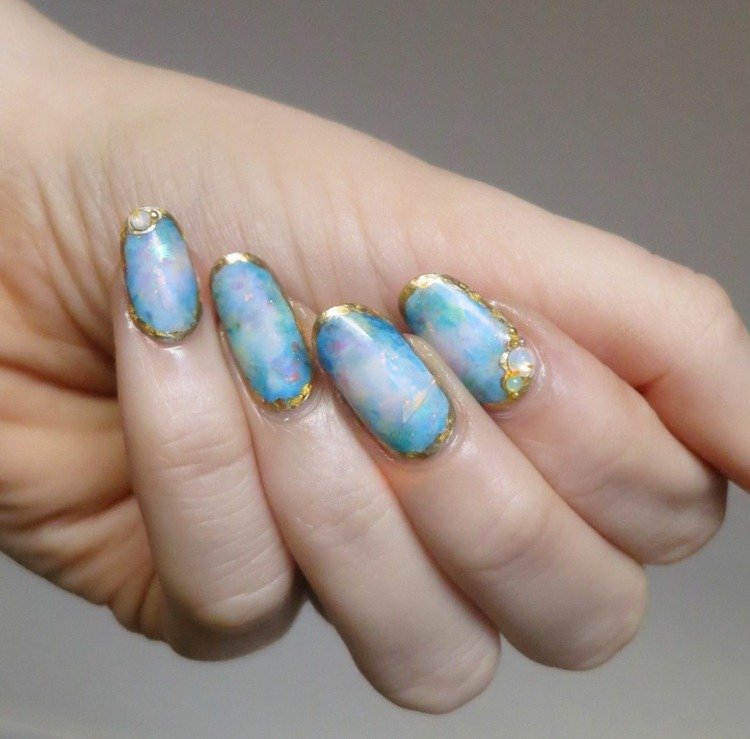 opal naglar pastellfärger regnbågsfärger guldkantade strass