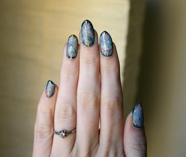 spetsiga naglar opal ädelsten effekt pastell