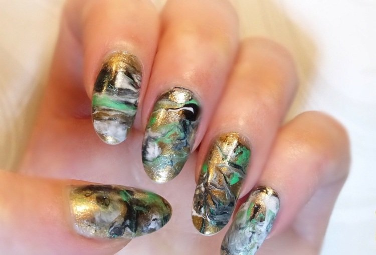 guldgrön vit grå marmorering ädelsten naglar design