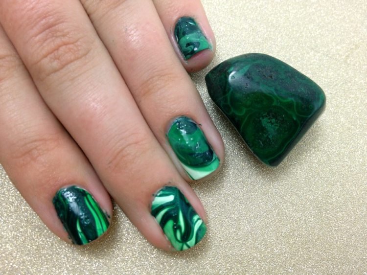 malakitgrön vit ädelsten ser naglarna korta ut