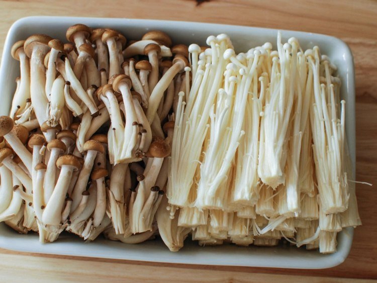 enoki svamp ätbara skogsvampar förbereder ätliga svampar hälsosamt