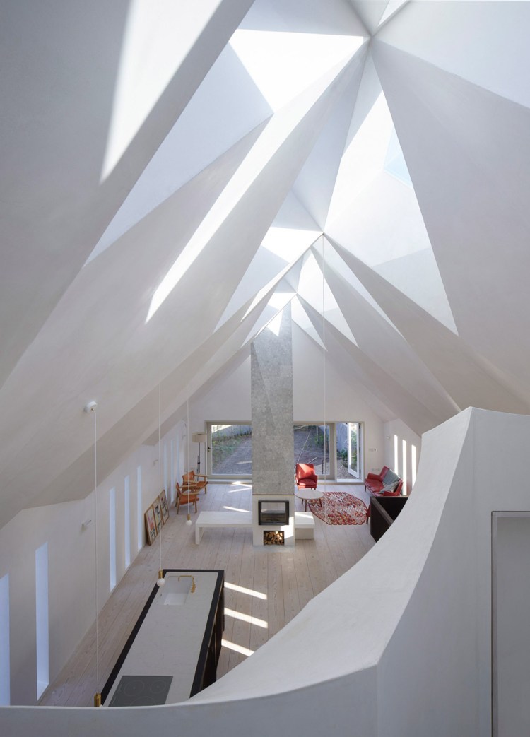 triangulära takfönster och ett fasetterat tak skapar intressanta ljus- och skuggeffekter