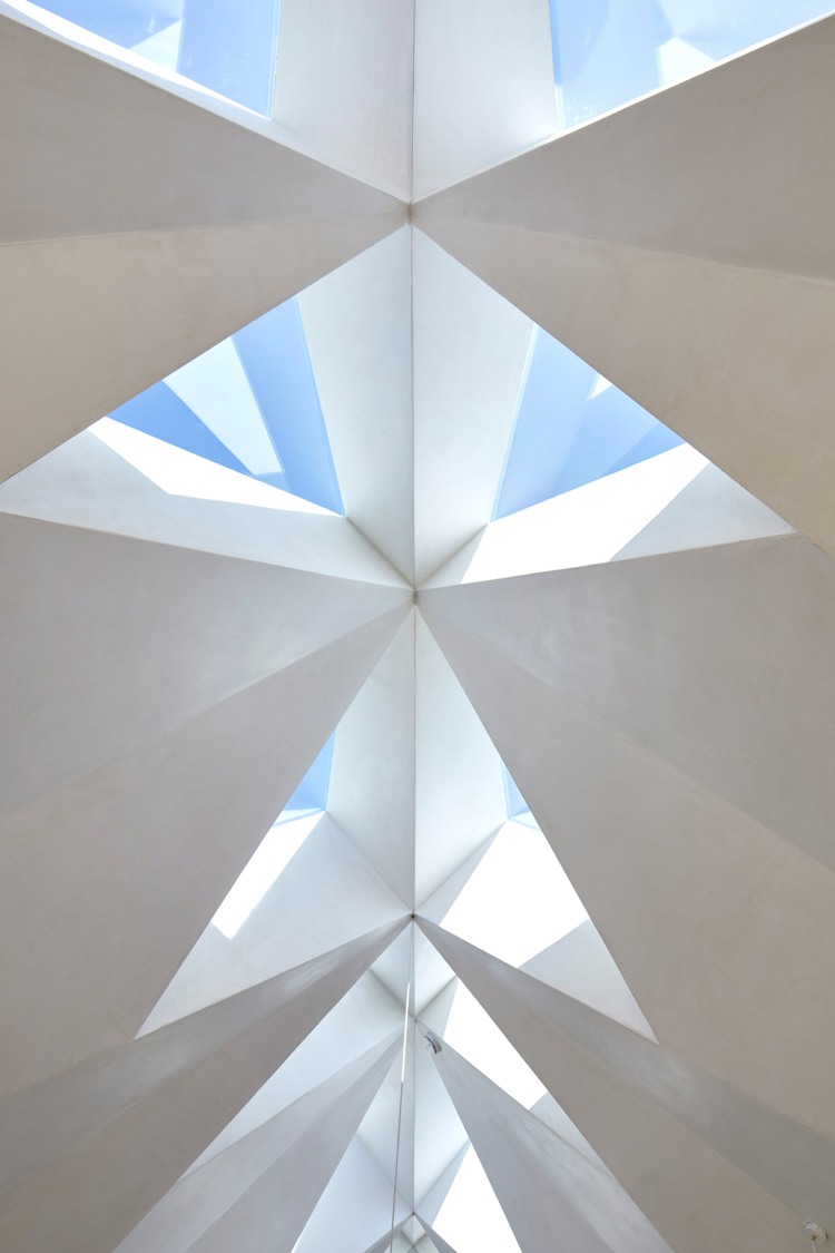 triangulära takfönster ger behagligt ljus inuti
