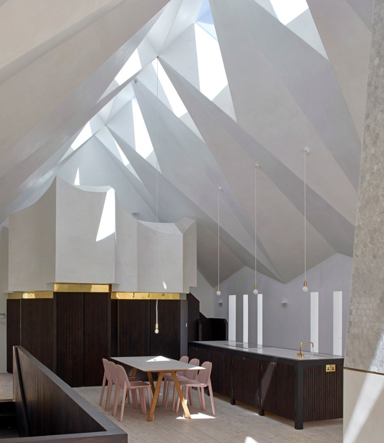 fasetterat tak med triangulära takfönster köksö med matplats