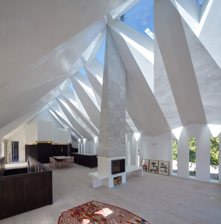tak med trekantiga takfönster skapar en ljus inredning