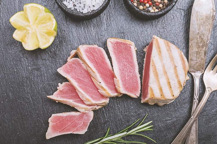 Proteinsnacks mellan grillad tonfisk