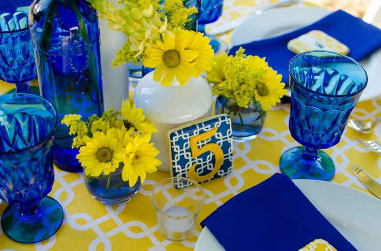 bröllop tur charmar bord dekorationer blå gula blommor färger