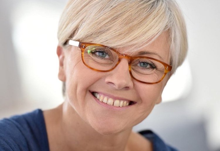 kort frisyr för runt ansikte för äldre damer med glasögon