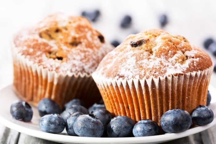 muffins-bake-blåbär-strösocker