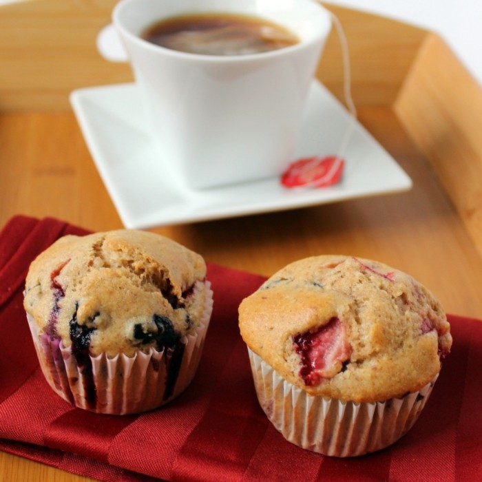 muffins-tårta-bakning-blå-jordgubbar-morgonkaffe