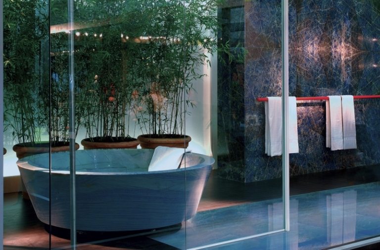 Den lyxiga badrumsdesign-natursten-onyx-tallrik-lila-blå-idéer