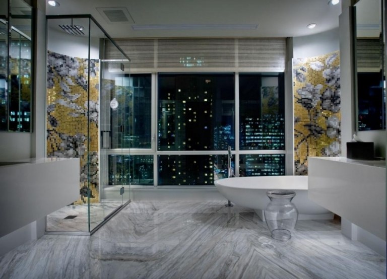 Badrumsdesign-lyx-golv-marmor-kakel-vägg-mosaik-blommor