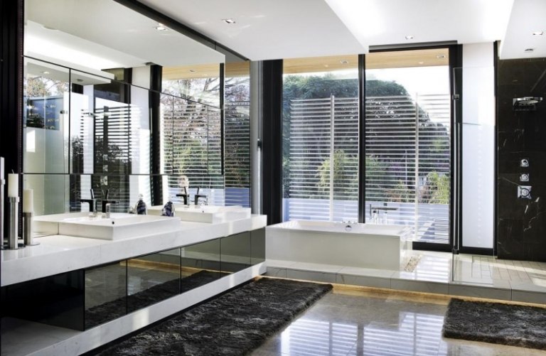 Lyxigt badrum i svartvit design