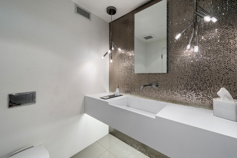 Badrumsdesign-badrumsidéer-spegelplattor-metalliska-moderna-exempel