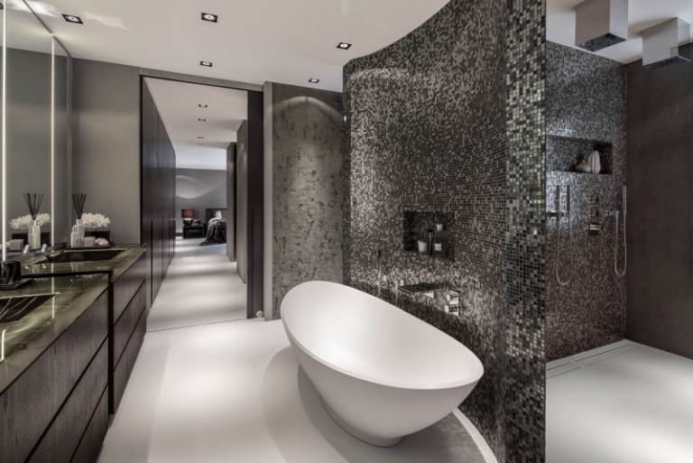 Badrumsdesign-badrumsidéer-grå-mosaikplattor-dusch-fristående badkar