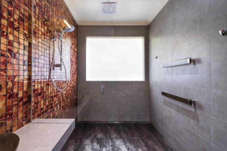 Badrumsdesign-badrumsidéer-mosaik-väggplattor-gul-orange-röd-golv-natursten