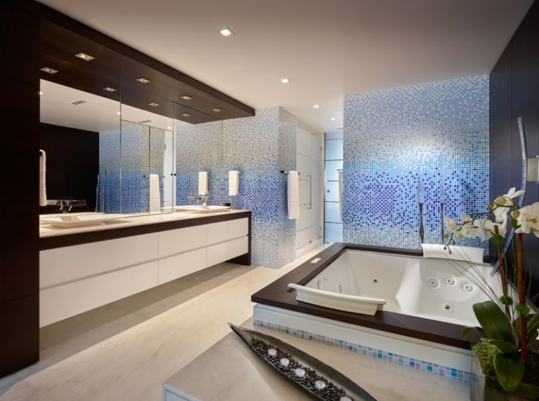 Badrumsdesign - badrumsidéer - glamour - isblå - väggplattor - enkla - badrumsmöbler