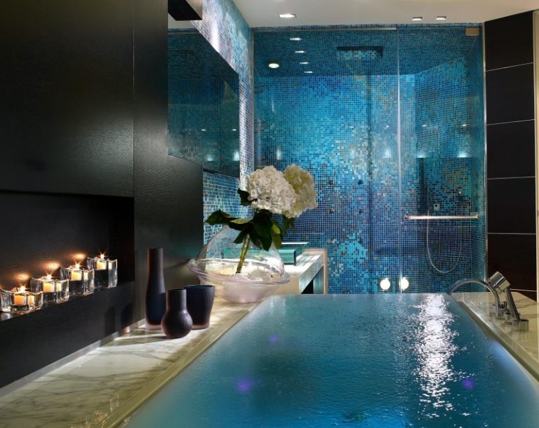 De lyxiga badrummen-avslappning-färg-blå-mosaik