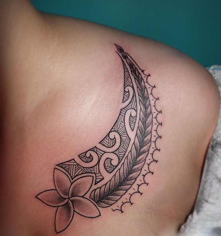 Maorie tatuering kvinna frangipani blommotiv vågar ojämn bröst axel