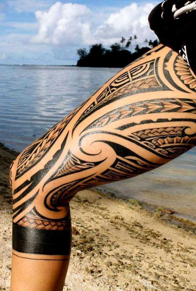 Maorie tatueringskvinna som suger på benpinnar Polynesiska motiv