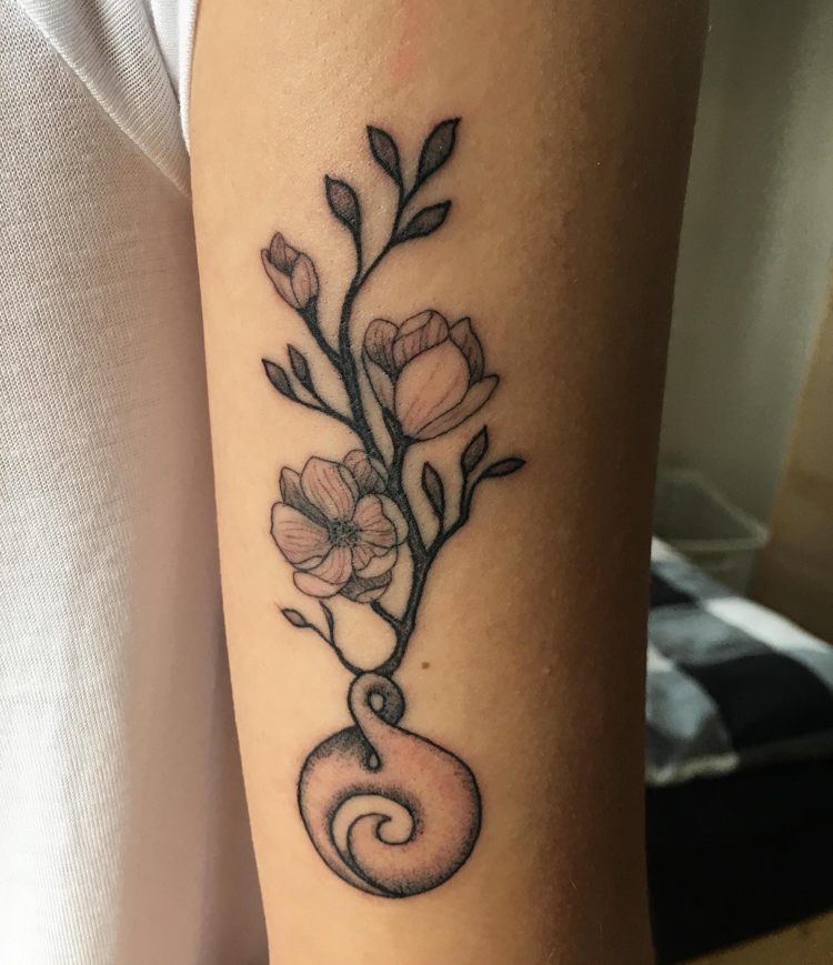 Koru spiral magnolia gren arm tatuering