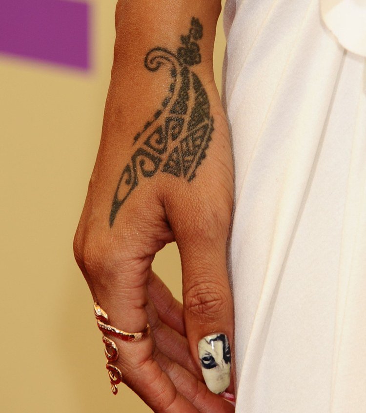 Maorie tatuering hand kvinna tribal blommor våg