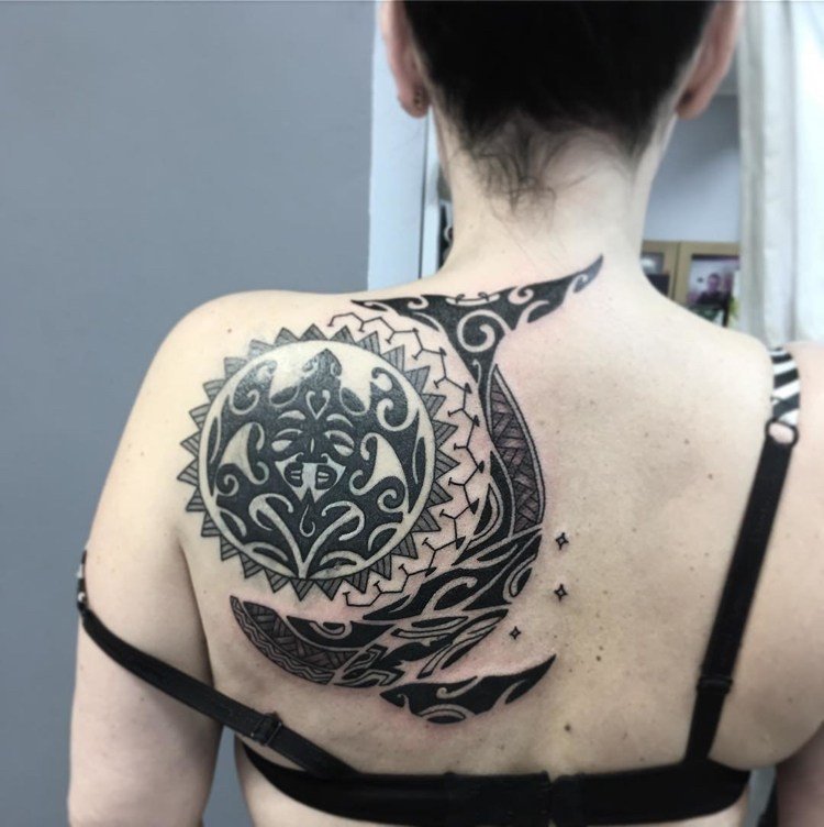 Maorie tatuering kvinna tillbaka sun turtle whale tribal