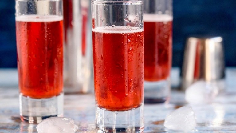 Shots Recept - Red Snapper med Whisky, Amaretto och Tranbärsjuice