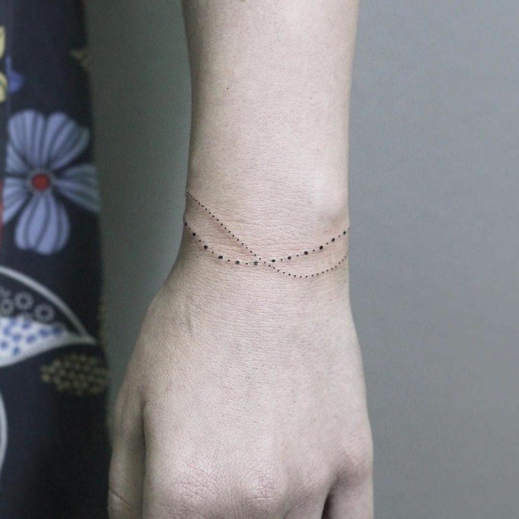 armband tatuering kvinna pekar minimalistisk enkel handled